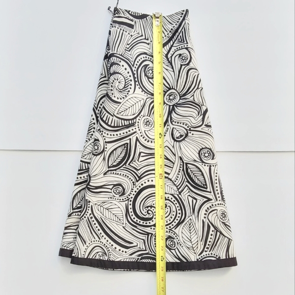 White House Black Market Black and White Patterned Skirt - Picture 6 of 8